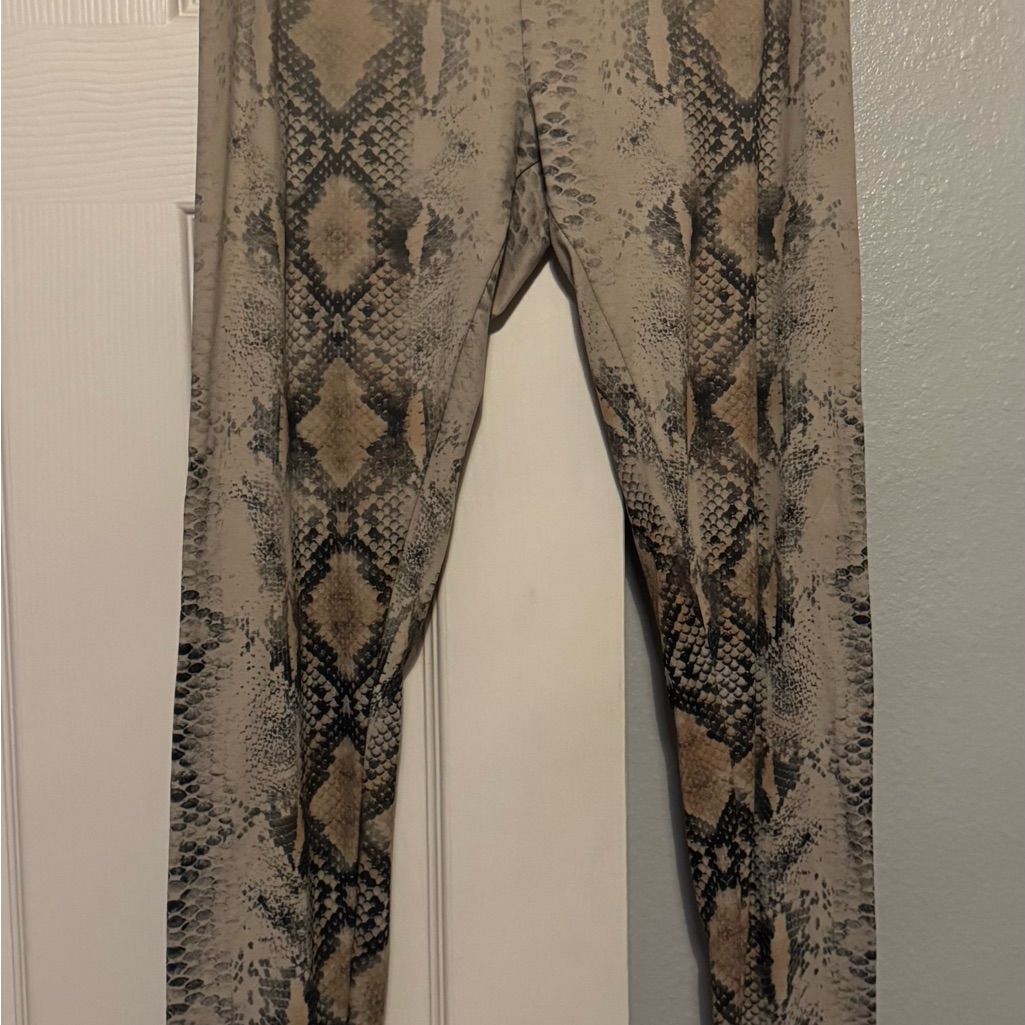 Vocal Cream And Gray Leggings